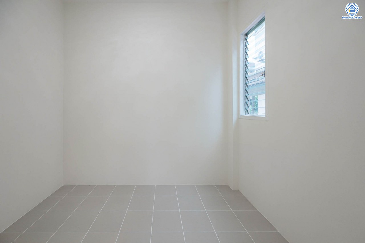 บ้านเดี่ยวมือสอง โครงการ เดอะวอเตอร์เฮ้าส์ กาญจนาฯ-บางบอน รองรับทุกความสุข เนื้อที่ 117.1 ตร.ว. ฟังก์ชัน 5 ห้องนอน 4 ห้องน้ำ 1 ห้องอเนกประสงค์ 1 ห้องแม่บ้าน จอดรถได้ 1 คัน บนทำเลใกล้รถไฟฟ้าสายสีน้ำเงิน "สถานีหลัก2" และจุดขึ้นทางด่วน "พระราม2" และ The Mall บางแค